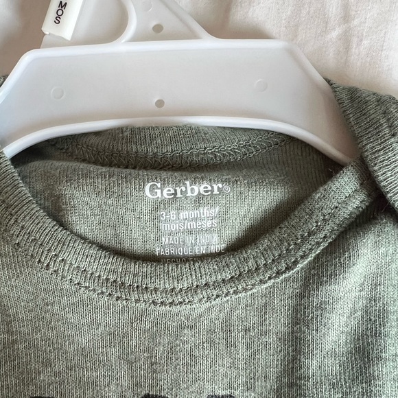 NWT Gerber Baby onesie set - two onesies, one pair of pants size: 3-6 mo - Picture 3 of 4